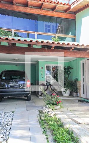 Casa à venda com 407m², 3 quartos e 2 vagas Casa à venda com 407m², 3 quartos e 2 vagasGaragem