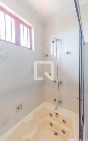 Casa à venda com 550m², 4 quartos e 7 vagas Casa à venda com 550m², 4 quartos e 7 vagasBanheiro da Suíte 2