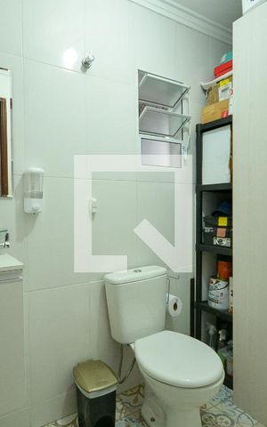 Casa à venda com 150m², 3 quartos e 2 vagas Casa à venda com 150m², 3 quartos e 2 vagasBanheiro Serviço