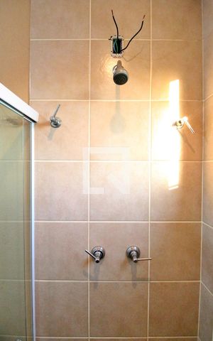 Casa à venda com 788m², 9 quartos e 10 vagasBanheiro do Quarto 8 (Suíte) - Chuveiro