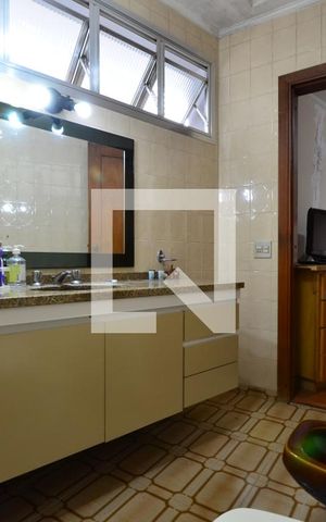 Casa à venda com 300m², 3 quartos e 8 vagasBanheiro da Suíte 2