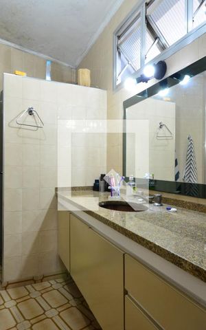 Casa à venda com 300m², 3 quartos e 8 vagasBanheiro da Suíte 2