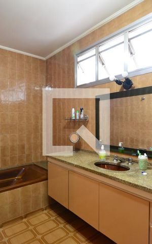 Casa à venda com 300m², 3 quartos e 8 vagasBanheiro da Suíte 1