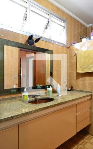 Casa à venda com 300m², 3 quartos e 8 vagasBanheiro da Suíte 1