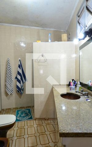 Casa à venda com 300m², 3 quartos e 8 vagasBanheiro da Suíte 2