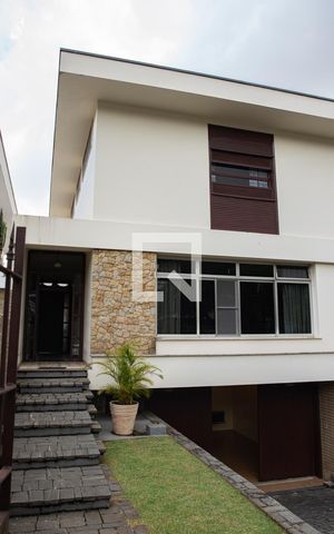 Casa à venda com 270m², 4 quartos e 4 vagasFachada