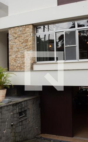 Casa à venda com 270m², 4 quartos e 4 vagasFachada