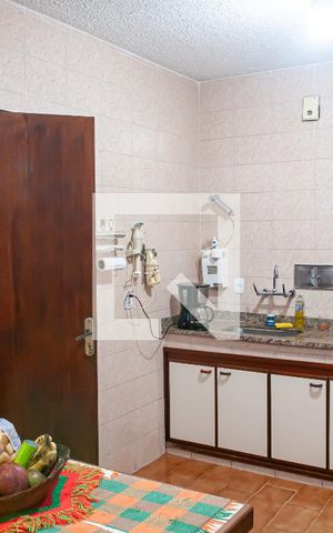 Casa de condomínio à venda com 300m², 4 quartos e 4 vagas Casa de condomínio à venda com 300m², 4 quartos e 4 vagasCozinha