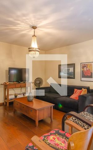 Casa à venda com 248m², 4 quartos e 4 vagas Casa à venda com 248m², 4 quartos e 4 vagasSala de Estar