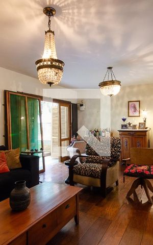 Casa à venda com 248m², 4 quartos e 4 vagas Casa à venda com 248m², 4 quartos e 4 vagasSala de Estar
