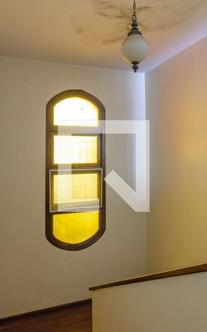 Casa à venda com 248m², 4 quartos e 4 vagas Casa à venda com 248m², 4 quartos e 4 vagasEscada