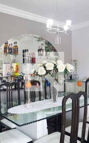Casa à venda com 306m², 3 quartos e 5 vagasSala