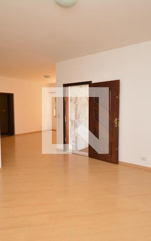 Casa à venda com 291m², 4 quartos e 4 vagas Casa à venda com 291m², 4 quartos e 4 vagasSala