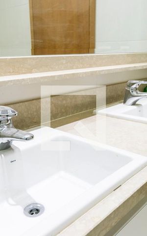 Apartamento para alugar com 206m², 4 quartos e 4 vagasBanheiro da Suíte 1 - Pia