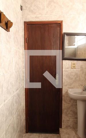 Casa à venda com 381m², 6 quartos e 6 vagasBanheiro Social - 2º Andar