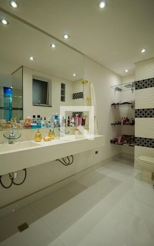 Casa à venda com 402m², 5 quartos e 3 vagas Casa à venda com 402m², 5 quartos e 3 vagasBanheiro da Suíte 1