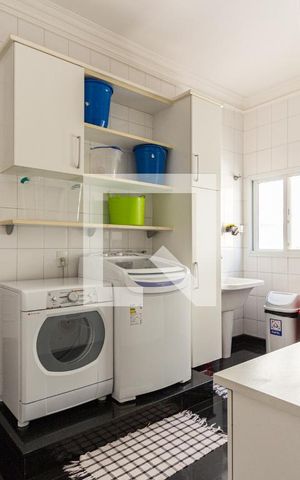 Casa à venda com 690m², 5 quartos e 9 vagas Casa à venda com 690m², 5 quartos e 9 vagasÁrea de Serviço
