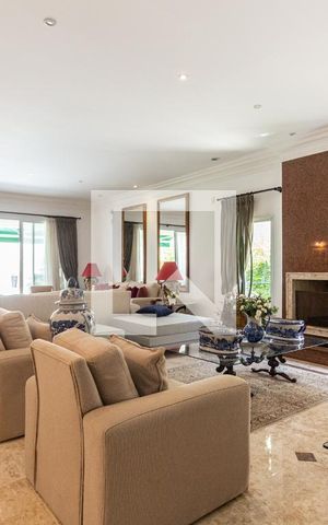 Casa à venda com 690m², 5 quartos e 9 vagas Casa à venda com 690m², 5 quartos e 9 vagasSala de Estar