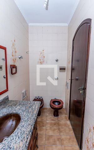 Casa para alugar com 300m², 3 quartos e 2 vagas Casa para alugar com 300m², 3 quartos e 2 vagasBanheiro Social
