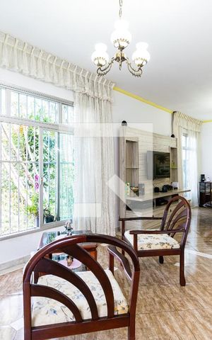 Casa à venda com 171m², 3 quartos e 3 vagas Casa à venda com 171m², 3 quartos e 3 vagasSala