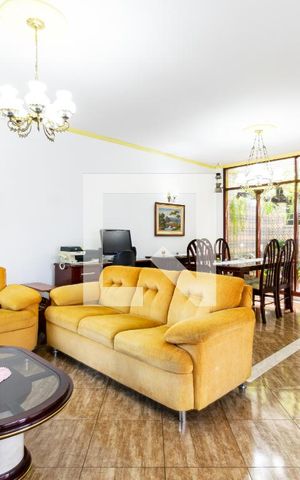 Casa à venda com 171m², 3 quartos e 3 vagas Casa à venda com 171m², 3 quartos e 3 vagasSala