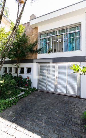 Casa à venda com 171m², 3 quartos e 3 vagas Casa à venda com 171m², 3 quartos e 3 vagasFachada