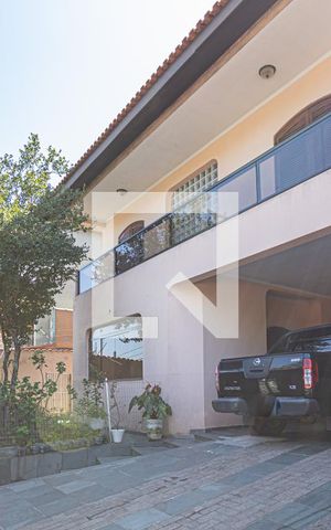 Casa à venda com 300m², 4 quartos e 6 vagas Casa à venda com 300m², 4 quartos e 6 vagasGaragem