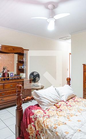 Casa à venda com 300m², 4 quartos e 6 vagas Casa à venda com 300m², 4 quartos e 6 vagasSuíte