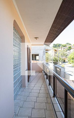 Casa à venda com 300m², 4 quartos e 6 vagas Casa à venda com 300m², 4 quartos e 6 vagasSacada