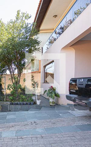 Casa à venda com 300m², 4 quartos e 6 vagas Casa à venda com 300m², 4 quartos e 6 vagasGaragem