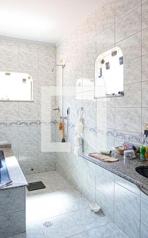 Casa à venda com 300m², 4 quartos e 6 vagas Casa à venda com 300m², 4 quartos e 6 vagasBanheiro 2