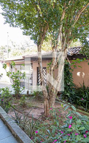 Casa à venda com 300m², 4 quartos e 6 vagas Casa à venda com 300m², 4 quartos e 6 vagasJardim