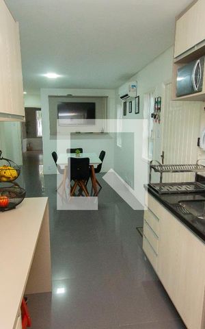 Casa à venda com 170m², 3 quartos e 2 vagas Casa à venda com 170m², 3 quartos e 2 vagasCozinha