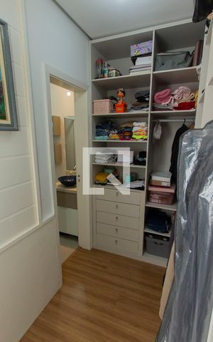 Casa à venda com 170m², 3 quartos e 2 vagas Casa à venda com 170m², 3 quartos e 2 vagasCloset da suíte