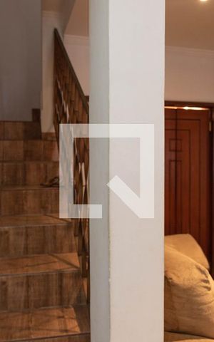 Casa à venda com 150m², 3 quartos e 3 vagasEscada