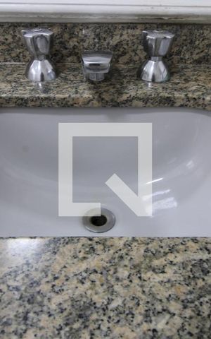 Apartamento à venda com 160m², 3 quartos e 1 vagaPia do banheiro comum