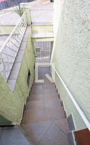 Casa à venda com 70m², 2 quartos e 1 vaga Casa à venda com 70m², 2 quartos e 1 vagaEscadas