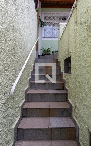 Casa à venda com 70m², 2 quartos e 1 vaga Casa à venda com 70m², 2 quartos e 1 vagaEscadas