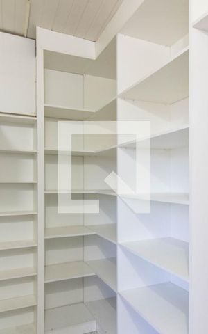 Casa à venda com 360m², 2 quartos e sem vaga Casa à venda com 360m², 2 quartos e sem vagaCloset da Suíte