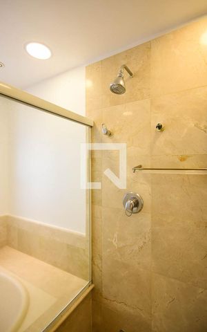 Apartamento à venda com 380m², 4 quartos e 6 vagas Apartamento à venda com 380m², 4 quartos e 6 vagasChuveiro do banheiro da suíte 2