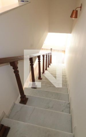 Casa à venda com 170m², 3 quartos e 2 vagasEscada de acesso aos dormitórios