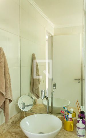 Apartamento à venda com 74m², 2 quartos e 2 vagas Apartamento à venda com 74m², 2 quartos e 2 vagasBanheiro Suíte