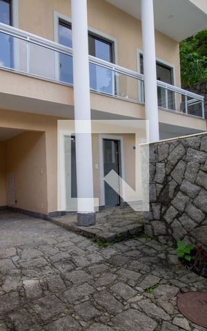 Casa à venda com 350m², 3 quartos e 1 vaga Casa à venda com 350m², 3 quartos e 1 vagaGaragem