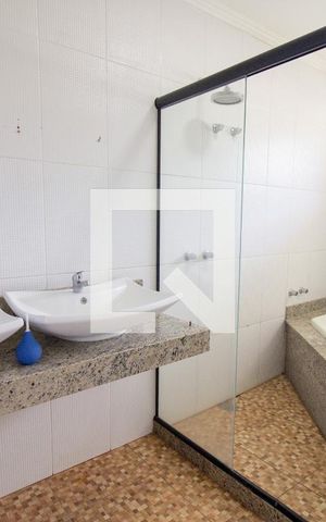 Casa à venda com 350m², 3 quartos e 1 vaga Casa à venda com 350m², 3 quartos e 1 vagaBanheiro da Suíte 1
