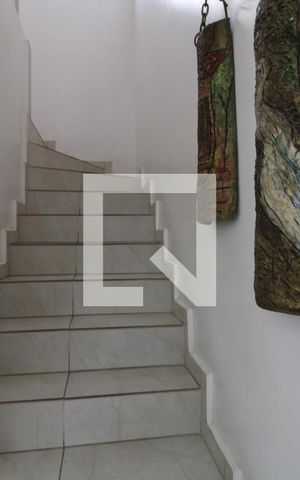 Casa à venda com 320m², 3 quartos e 3 vagasEscada