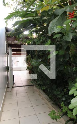 Casa à venda com 320m², 3 quartos e 3 vagasQuintal lateral - Jardim