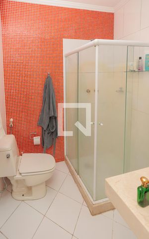 Casa de condomínio à venda com 240m², 3 quartos e 2 vagas Casa de condomínio à venda com 240m², 3 quartos e 2 vagasBanhero Suíte