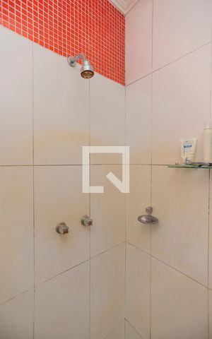 Casa de condomínio à venda com 240m², 3 quartos e 2 vagas Casa de condomínio à venda com 240m², 3 quartos e 2 vagasBanhero Suíte