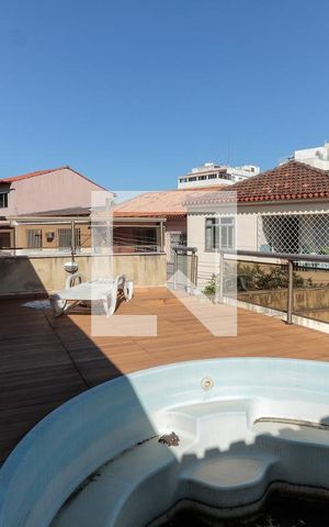 Casa de condomínio à venda com 240m², 3 quartos e 2 vagas Casa de condomínio à venda com 240m², 3 quartos e 2 vagasPiscina