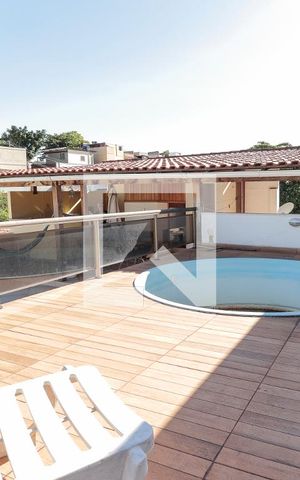 Casa de condomínio à venda com 240m², 3 quartos e 2 vagas Casa de condomínio à venda com 240m², 3 quartos e 2 vagasPiscina
